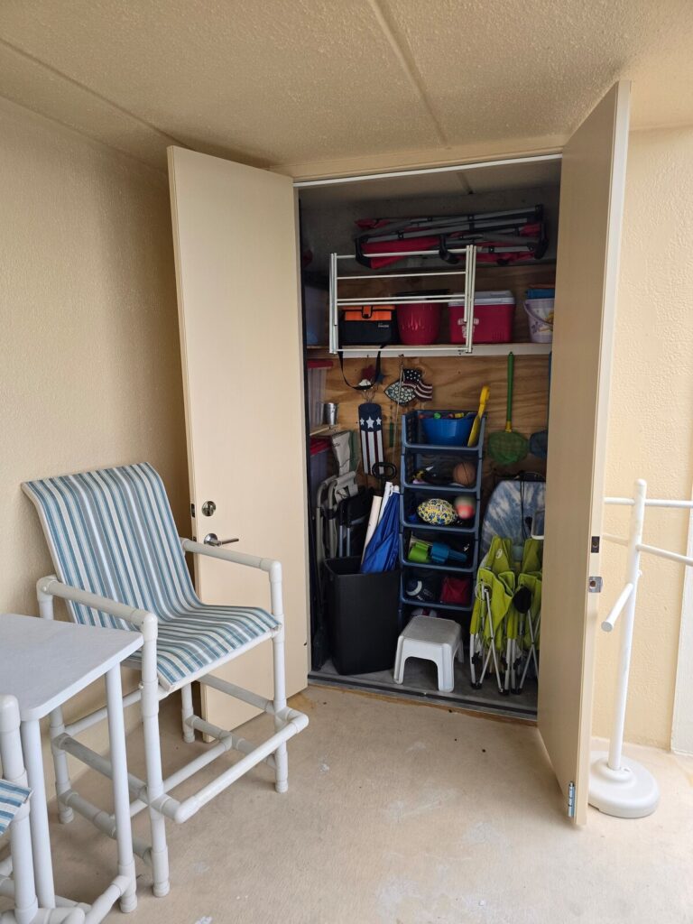 Guest bathroom - beachfront condo