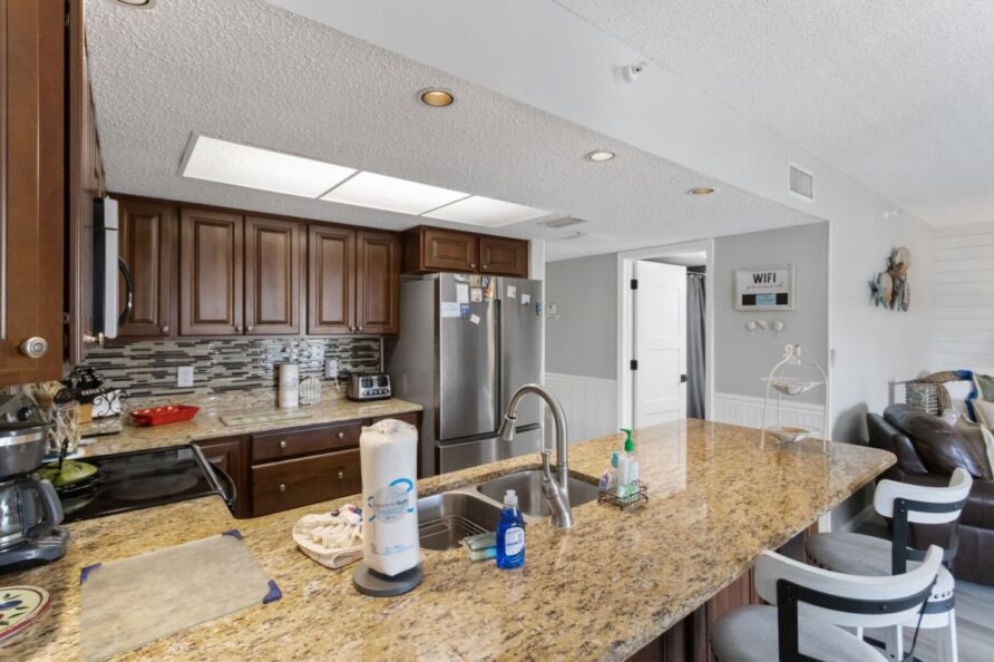 FGS107 condo guest bedroom with twin beds